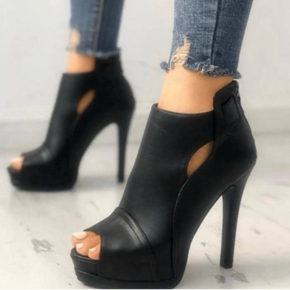 NEW! NEVER USED! Open toe heeledboot!